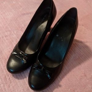 Black high heels in GUC